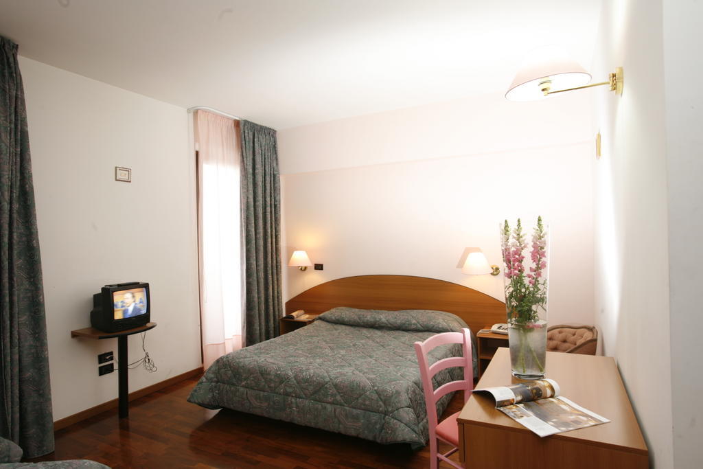 Hotel Tetto Delle Marche - Ristorante Dei Conti Cingoli Bilik gambar